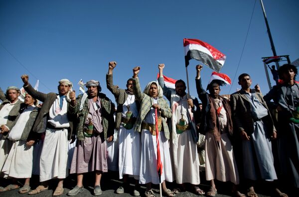 Houthi Shia Yemenis chant slogans during a rally to show support for their comrades in Sanaa, Yemen. - Sputnik International