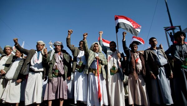 Houthi Shia Yemenis chant slogans during a rally to show support for their comrades in Sanaa, Yemen. - Sputnik International