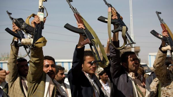 Houthi Shiite Yemeni raise their weapons - Sputnik International