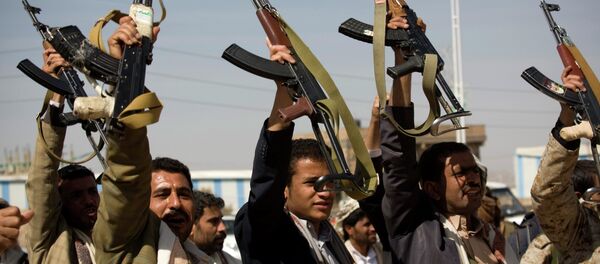 Houthi Shiite Yemeni raise their weapons Houthi Shiite Yemeni raise their weapons - Sputnik International