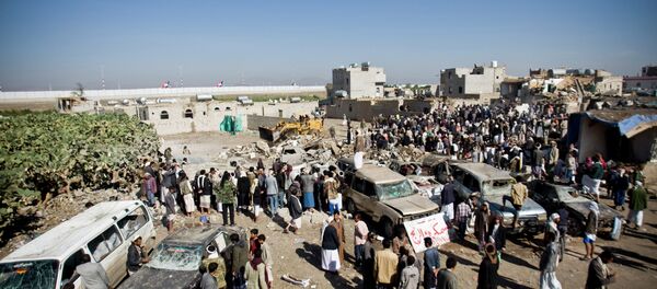 People search for survivors under the rubble of houses destroyed by Saudi airstrikes near Sanaa Airport, Yemen, Thursday, March 26, 2015. - Sputnik International