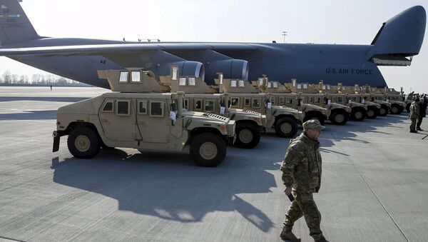 Ukrainian servicemen take part in a welcome ceremony for first plane from United State with non-lethal aid including ten Humvee vehicles to Ukraine at Borispol airport near Kiev, March 25, 2015. - Sputnik International