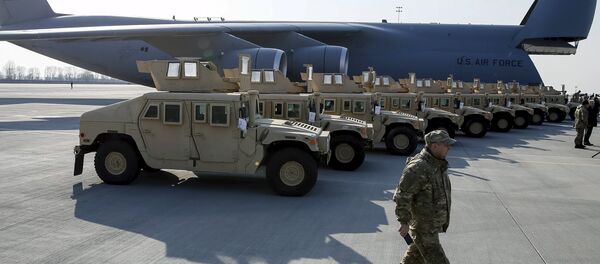 Ukrainian servicemen take part in a welcome ceremony for first plane from United State with non-lethal aid including ten Humvee vehicles to Ukraine at Borispol airport near Kiev, March 25, 2015. Ukrainian servicemen take part in a welcome ceremony for first plane from United State with non-lethal aid including ten Humvee vehicles to Ukraine at Borispol airport near Kiev, March 25, 2015. - Sputnik International