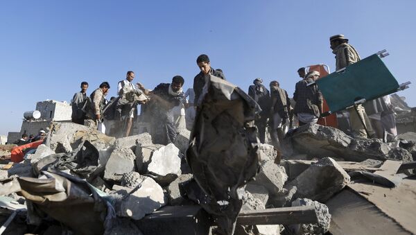 People search for survivors under the rubble of houses destroyed by an air strike near Sanaa Airport March 26, 2015. - Sputnik International