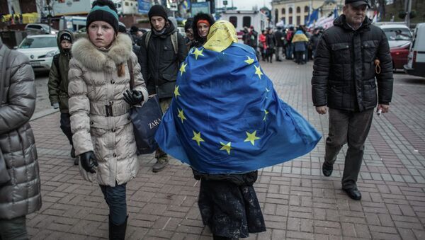 A woman is walking with the EU flag on her back - Sputnik International
