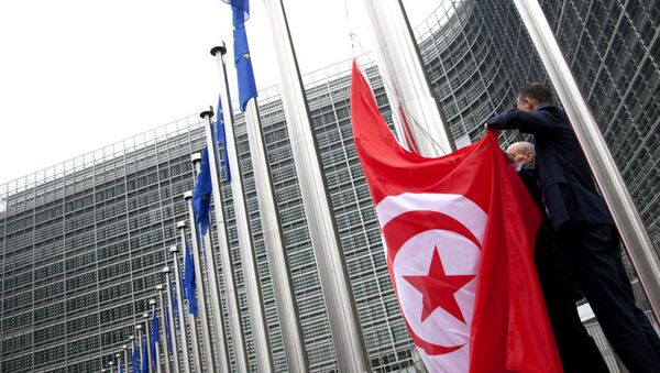 Officials prepare to put up the Tunisian flag in front of EU headquarters - Sputnik International
