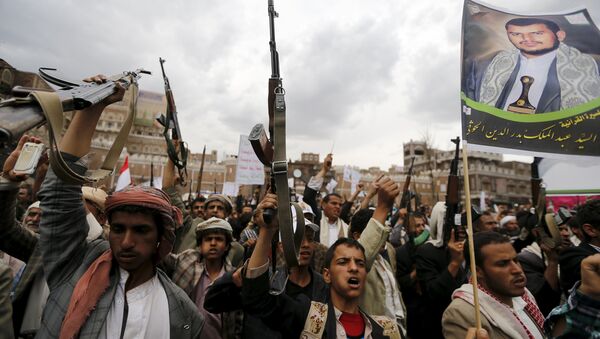 Shi'ite Muslim rebels holding up their weapons in a rally against Saudi-led airstrikes, Sana'a, Yemen - Sputnik International