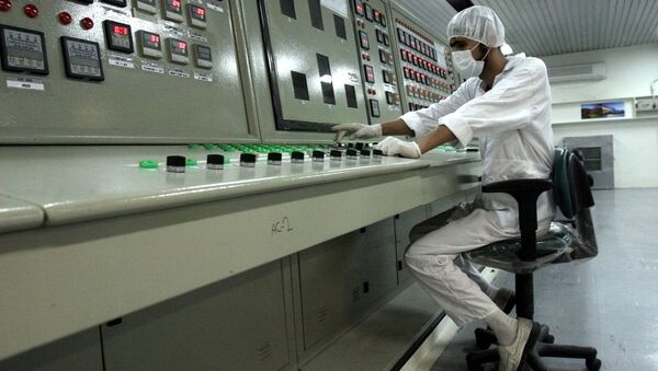 An Iranian technician works at a uranium conversion facility. - Sputnik International
