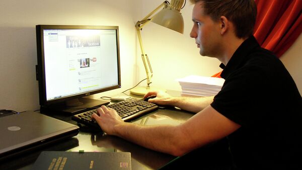 Austrian student Max Schrems sits at his computer, in Vienna, Austria. - Sputnik International