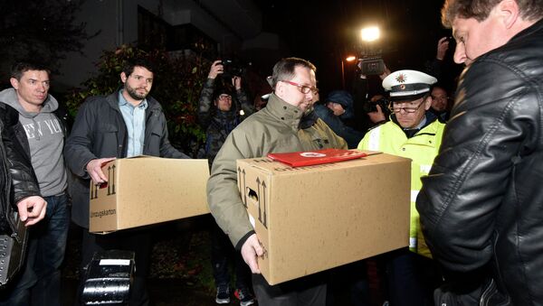 Investigators carry boxes from the apartment of Germanwings airliner jet co-pilot Andreas Lubitz, in Duesseldorf, Germany - Sputnik International