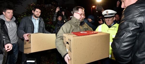 Investigators carry boxes from the apartment of Germanwings airliner jet co-pilot Andreas Lubitz, in Duesseldorf, Germany Investigators carry boxes from the apartment of Germanwings airliner jet co-pilot Andreas Lubitz, in Duesseldorf, Germany - Sputnik International