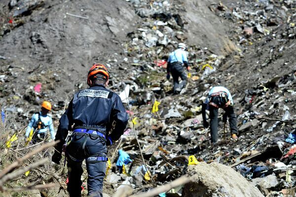 French emergency rescue services work at the site of the Germanwings jet that crashed on Tuesday, March 24, 2015 near Seyne-les-Alpes, France French emergency rescue services work at the site of the Germanwings jet that crashed on Tuesday, March 24, 2015 near Seyne-les-Alpes, France - Sputnik International
