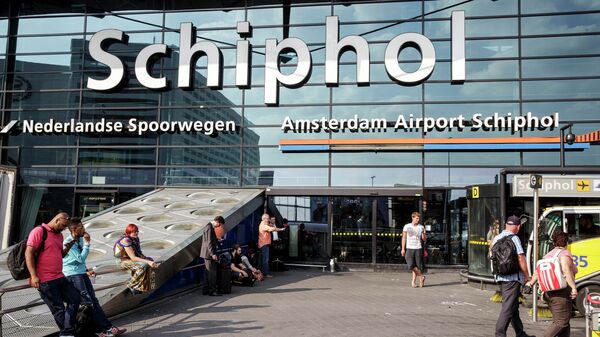 The main entrance of Schiphol airport in Amsterdam, Thursday, July 17, 2014 - Sputnik International