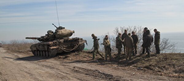 Ukraine government forces stand by a tank on a front line position east of the Sea of Azov port city, Mariupol, Ukraine - Sputnik International