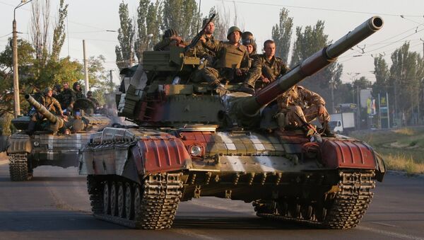 Soldiers from the Ukrainian army ride on tanks in the port city of Mariupol, southeastern Ukraine - Sputnik International