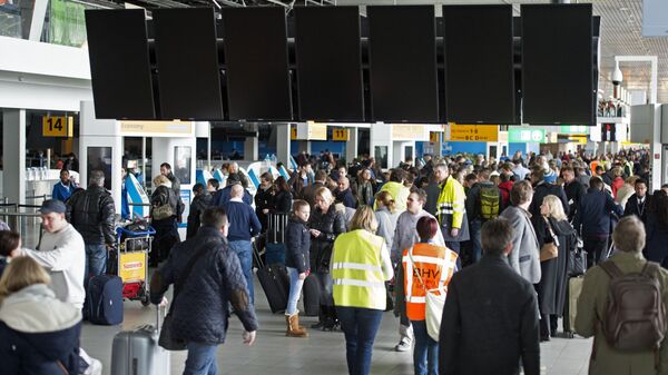 Travellers wait at Schiphol Airport, on March 27, 2015 during a major power outage - Sputnik International