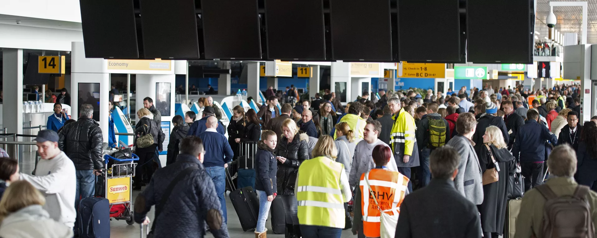 Travellers wait at Schiphol Airport, on March 27, 2015 during a major power outage - Sputnik International, 1920, 09.12.2023