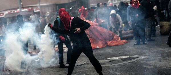 A man throws gas canister back to Turkish riot policemen, on March 11, 2015 - Sputnik International