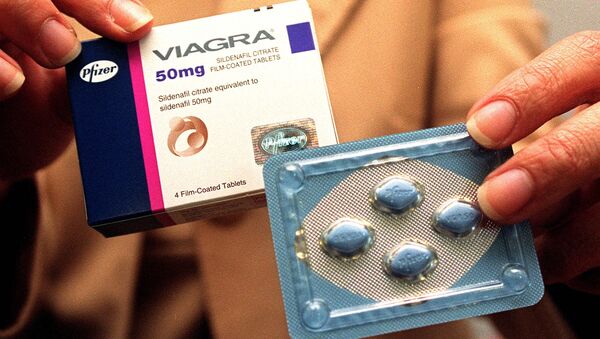 A public relation staff shows Viagra pills at a press conference in Singapore 19 April 1999 - Sputnik International