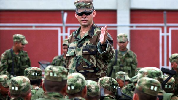 Colombian soldiers listen to an unidentified U.S. Special Forces trainer at a military base in Pueblo Tapao, northwestern Colombia, Friday, May 4, 2007 - Sputnik International