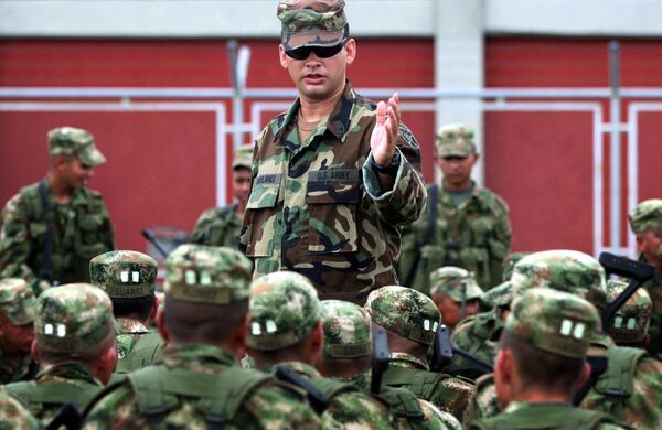 Colombian soldiers listen to an unidentified U.S. Special Forces trainer at a military base in Pueblo Tapao, northwestern Colombia, Friday, May 4, 2007 Colombian soldiers listen to an unidentified U.S. Special Forces trainer at a military base in Pueblo Tapao, northwestern Colombia, Friday, May 4, 2007 - Sputnik International