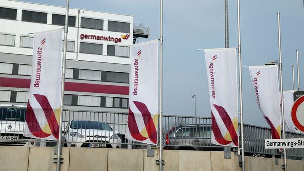 Flags flutter half mast in front of the Germanwings headquarters at Cologne Bonn airport March 24, 2015 - Sputnik International