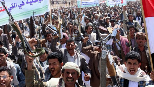 Followers of the Houthi movement demonstrate to show support to the movement in Yemen's northwestern city of Saada March 26, 2015 - Sputnik International