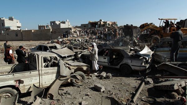 Yemenis stand at the site of a Saudi air strike against Huthi rebels near Sanaa Airport on March 26, 2015, which killed at least 13 people - Sputnik International