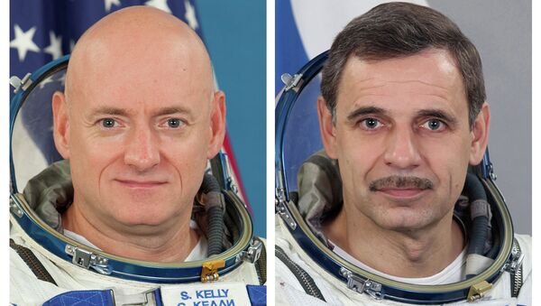 NASA astronaut Scott Kelly, left, and Russian cosmonaut Mikhail Kornienko - Sputnik International