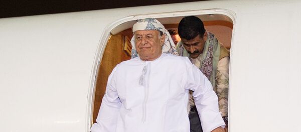 In this photo provided by the Saudi Press Agency (SPA), Yemen's President Abed Rabbo Mansour Hadi gets off an airplane as he arrives at an airbase in Riyadh, Saudi Arabia, Thursday, March 26, 2015 - Sputnik International