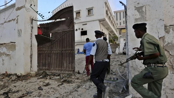 Somali police take position after Islamist group al Shabaab attacked Maka Al-Mukarama hotel in Mogadishu, March 27, 2015 - Sputnik International