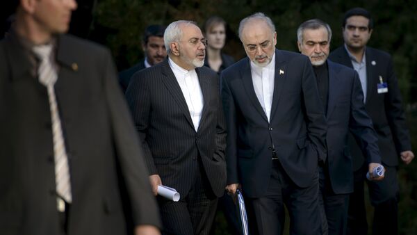 Iranian Foreign Minister Javad Zarif talks with Head of the Iranian Atomic Energy Organization Ali Akbar Salehi (C) after an afternoon meeting with U.S. Secretary of State John Kerry and U.S. officials at the Beau Rivage Palace Hotel in Lausanne March 27, 2015 - Sputnik International