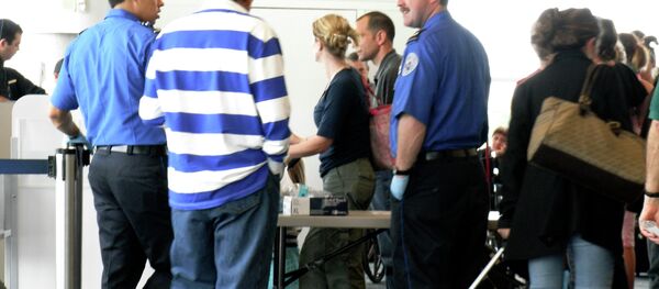 Among the signs are complaints about the screening process (who doesn’t do that?), throat clearing, wide open eyes and grooming gestures. - Sputnik International