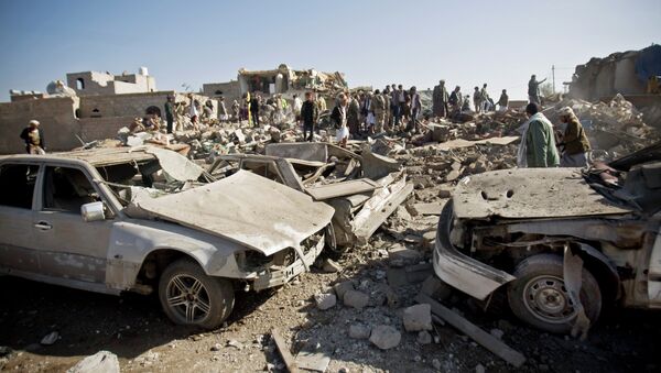 People search for survivors under the rubble of houses destroyed by Saudi airstrikes near Sanaa Airport, Yemen, Thursday, March 26, 2015 - Sputnik International