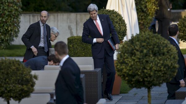 US Secretary of State John Kerry (R) leaves after speaking with members of his delegation after a meeting with Iranian Foreign Minister Javad Zarif and other officials at the Beau Rivage Palace Hotel - Sputnik International