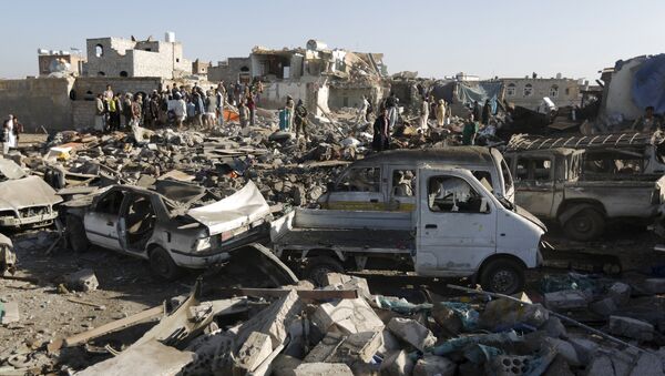 People gather at the site of an air strike at a residential area near Sanaa Airport March 26, 2015 - Sputnik International