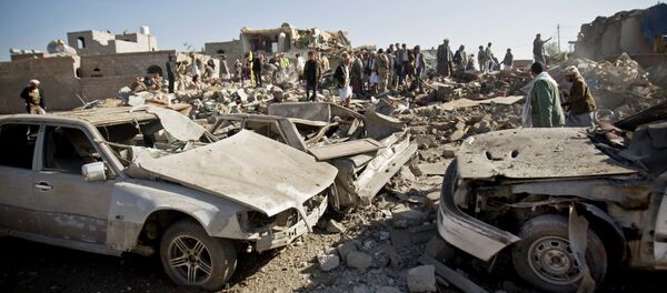 People search for survivors under the rubble of houses destroyed by Saudi airstrikes near Sanaa Airport, Yemen People search for survivors under the rubble of houses destroyed by Saudi airstrikes near Sanaa Airport, Yemen - Sputnik International