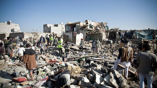 People search for survivors under the rubble of houses destroyed by Saudi airstrikes near Sanaa Airport, Yemen - Sputnik International