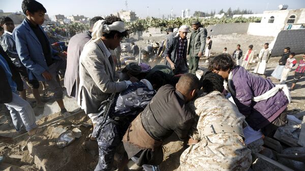 Rescuers search for survivors under the rubble of houses destroyed by an air strike near Sanaa Airport March 26, 2015 - Sputnik International