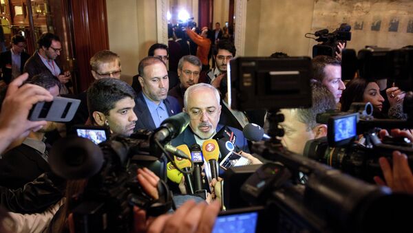 Iranian Foreign Minister Mohammad Javad Zarif (C) speaks to the press after meeting with the German and French foreign ministers in separate meetings at the Beau Rivage Palace Hotel in Lausanne on March 28, 2015 - Sputnik International