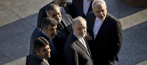 Iranian Foreign Minister Javad Zarif (R) and Head of Iranian Atomic Energy Organization Ali Akbar Salehi stand with other members of their delegation while talking after a meeting with US Secretary of State John Kerry and US officials at the Beau Rivage Palace Hotel in Lausanne March 27, 2015 - Sputnik International