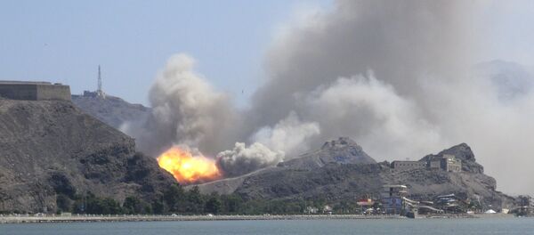 An arms depot explodes at the Jabal Hadeed military compound in Yemen's southern port city of Aden March 28, 2015 - Sputnik International