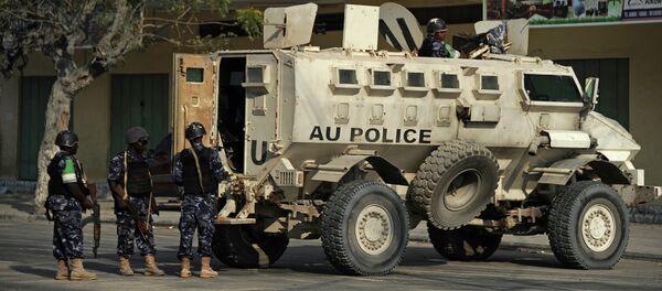 Security forces personnel stand guard on March 28, 2015 after a bomb attack on March 27 on the Makal Almukarama hotel in Mogadishu by Somalia's Al-Qaeda-affiliated Shebab militants Security forces personnel stand guard on March 28, 2015 after a bomb attack on March 27 on the Makal Almukarama hotel in Mogadishu by Somalia's Al-Qaeda-affiliated Shebab militants - Sputnik International