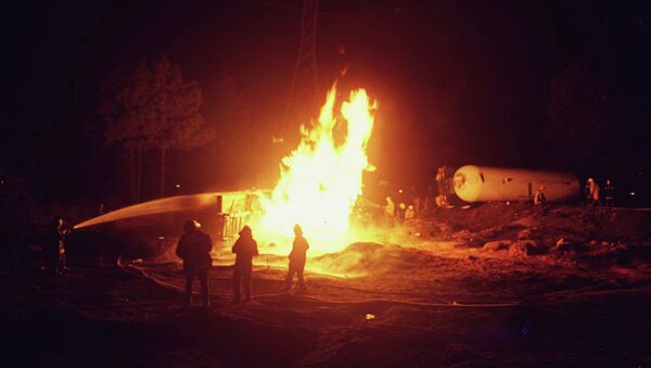 Firefighters try to extinguish a fire in a gas tanker truck - Sputnik International