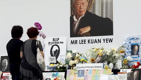 People pay their respects to the late first prime minister Lee Kuan Yew at a community tribute site in Singapore March 28, 2015 - Sputnik International