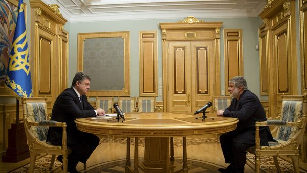Ukrainian President Petro Poroshenko (L) listens to oligarch Ihor Kolomoisky during their meeting in Kiev - Sputnik International