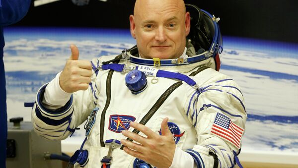U.S. astronaut Scott Kelly, crew member of the mission to the International Space Station, ISS, gestures prior the launch of a Soyuz-FG rocket at the Russian leased Baikonur cosmodrome, Kazakhstan, Friday, March 27, 2015 - Sputnik International