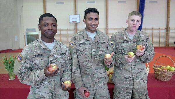 US soldiers eatting polish apples - Sputnik International