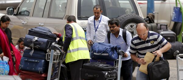 People arrive with their luggages as they prepare to leave Yemen via Sanaa Airport March 28, 2015 - Sputnik International