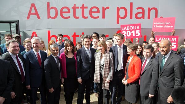 Britain's opposition Labour Party Ed Miliband (C) poses with members of his shadow cabinet to launch his party's 2015 General Election campaign in east London, March 27, 2015 - Sputnik International